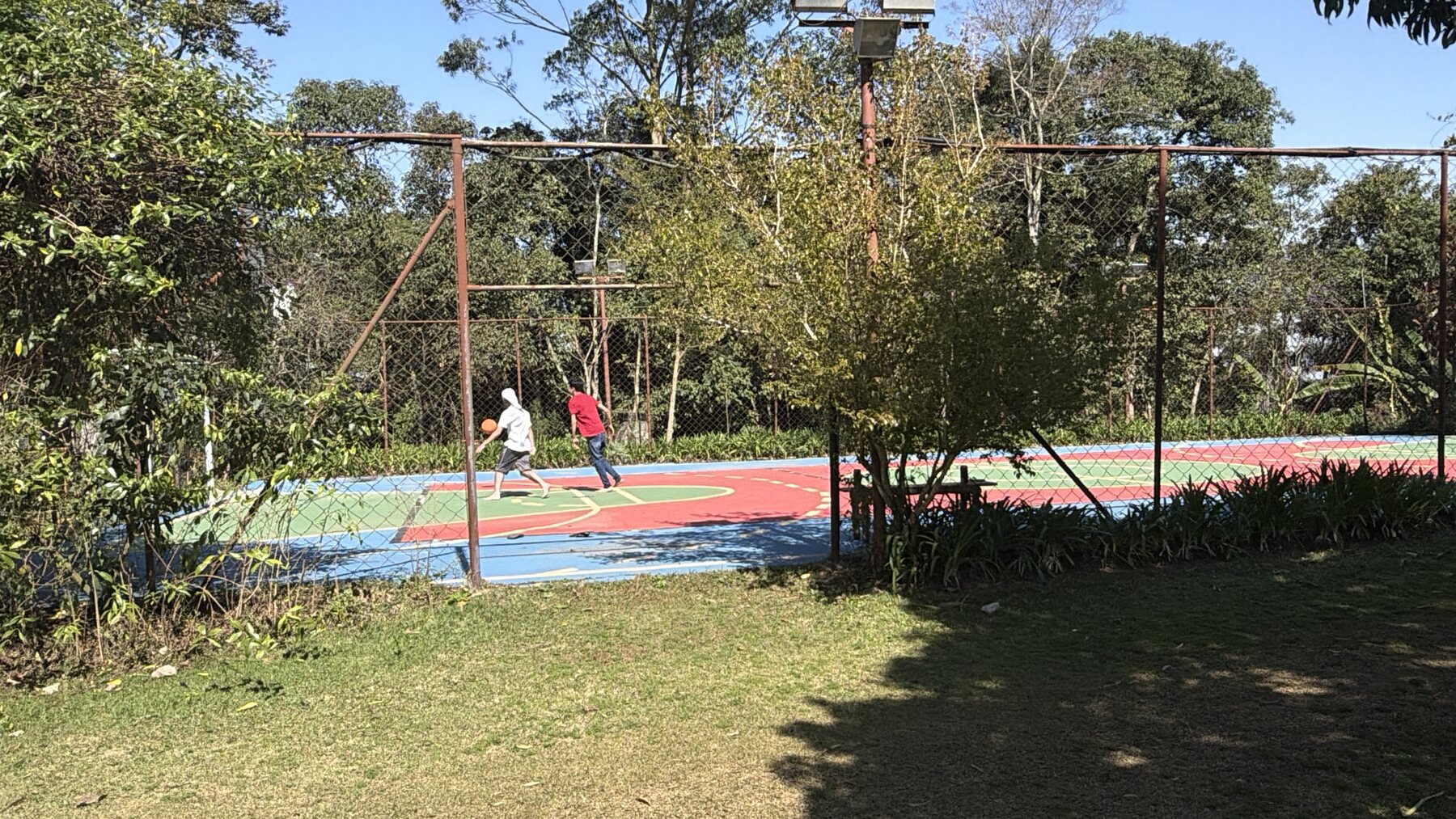 Crianças brincando na quadra da Aldeia