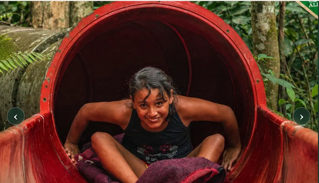 Criança saindo sorrindo do Tobomata da Aldeia